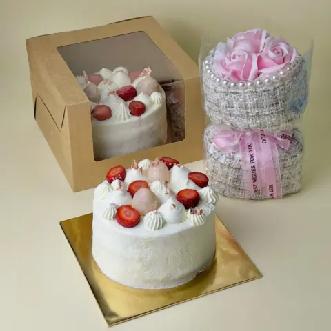 Lychee Strawberry Cake with flower
