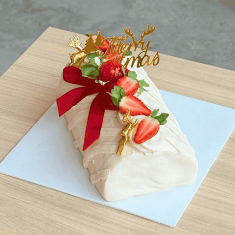 Christmas Strawberry Log Cake (1)