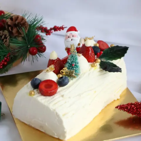 Strawberry Log Cake (3) Strawberry Log Cake