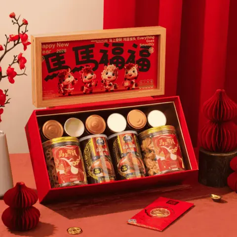 Calendar MaMa FuFu Wooden Premium CNY Gift Set 马马福福日历高端新年礼盒 (1)