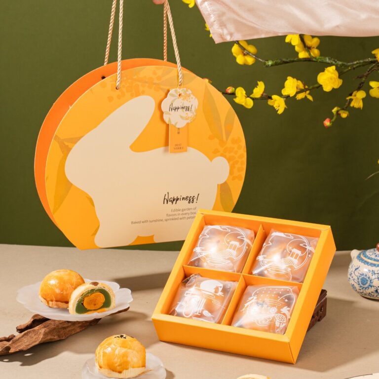 Shanghai Mooncake Yellow Rabbit Around The Moon Gift Set. Photo: YuBake.